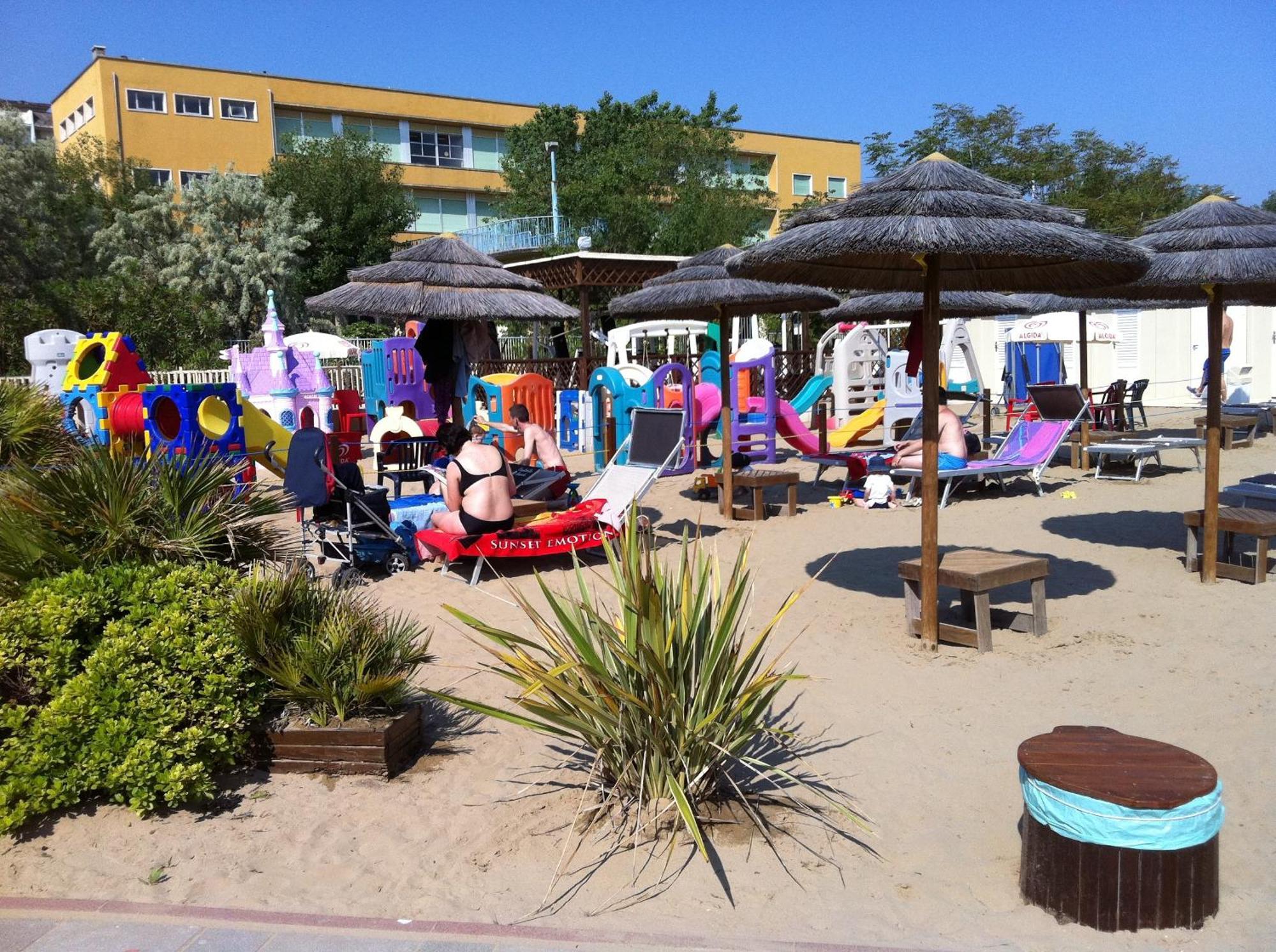 Viva Beach Hotel Римини Экстерьер фото